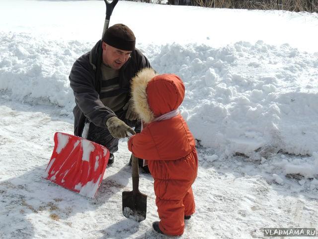 Папа с дочей убирают снег
