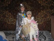 Андрей - 5лет, рыцарь  и Анастасия - 1,6 г, принцесса 