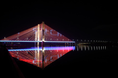 Мост в Хуньчуне в яркой ночной иллюминации...