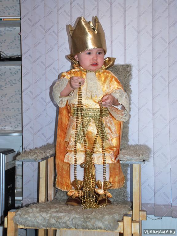 Тимур ему 1 год и 2 месяца,  в костюме Короля.  Костюм я сшила ему сама, для новогодней елки-2009 г.