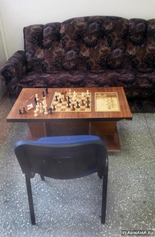 Шахматный столик в холле второго этажа в школе № 8 Южно-Сахалинска