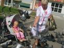 Настасья с бабушкой кормят голубей