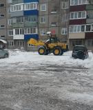 Расчистка двора в Южно-Сахалинске зимой