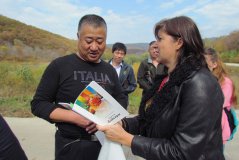 Ольга Романова вручает Василию владмамовский «Сборник рецептов Дайкири»