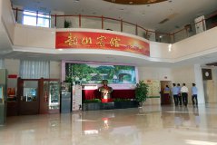 В вестибюле гостиницы Шаошань гостей встречает бронзовый Мао