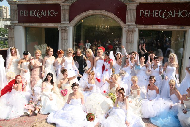 Парад невест у салона «Ренессанс-LUX»
