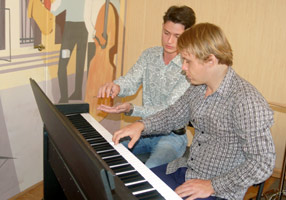 Урок фортепиано в музыкальной школе «Виртуозы»