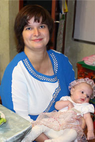 Многодетка с младшей дочуней