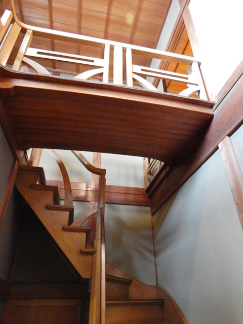 Лестница на второй этаж, в комнаты горных смотрителей