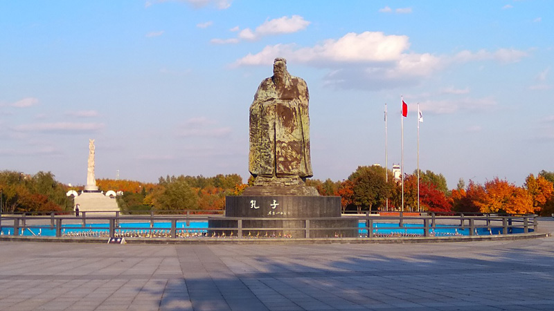 Вечно живой Конфуций в Парке скульптур Чаньчуня