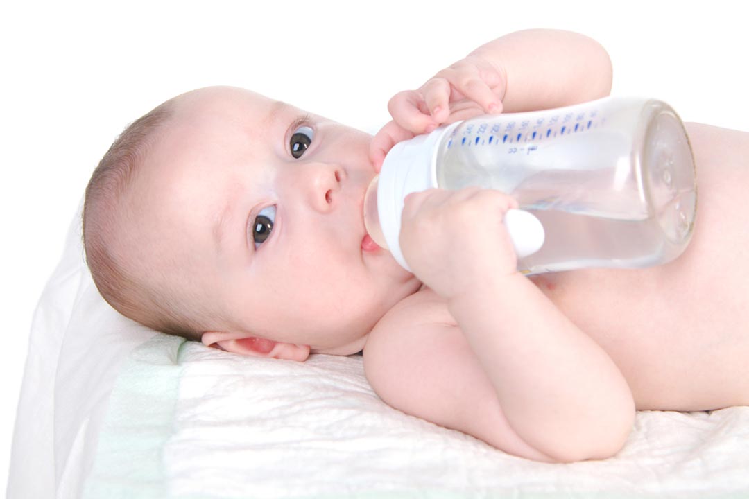 Пить воду новорожденному ребенку. Вода для новорожденных. Питье для новорожденного ребенка. Новорожденный ребенок воде. Грудничок в воде.