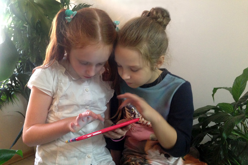 Дочь владмамы с подругой изучают планшет TurboKids