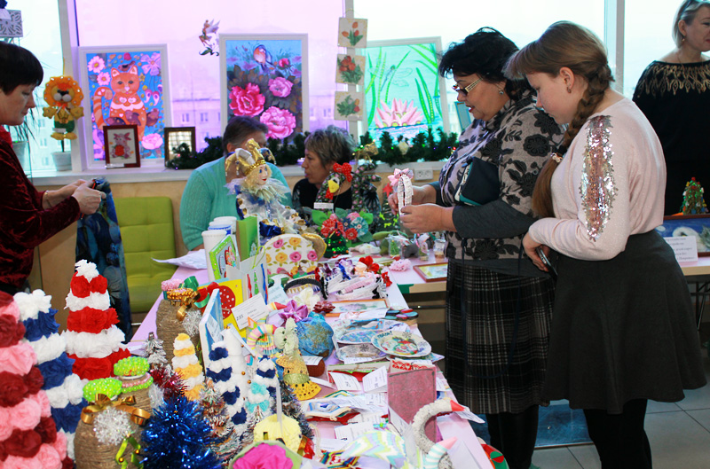 Выставка-продажа поделок воспитанников детских домов Приморского края прошла во Владивостоке