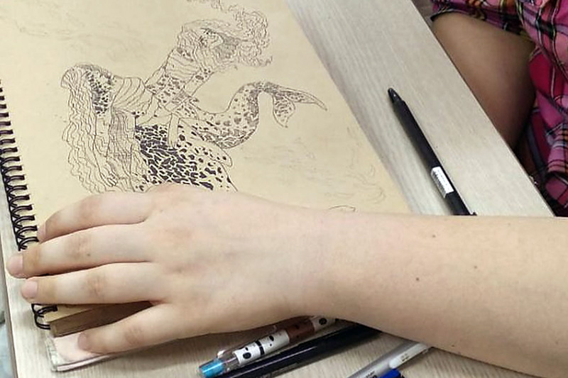 Ульяна Колчина рисует левой рукой