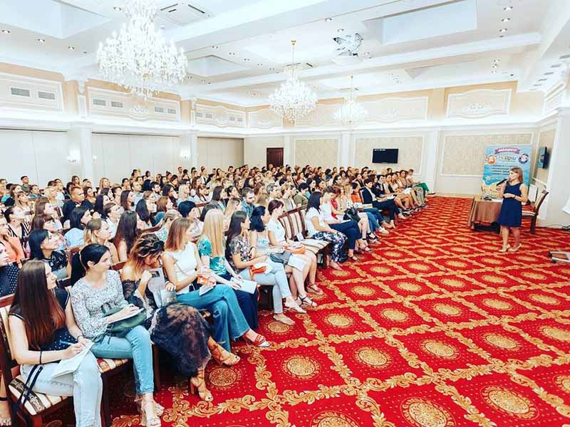 Валентина Поевская ведет семинар изображение