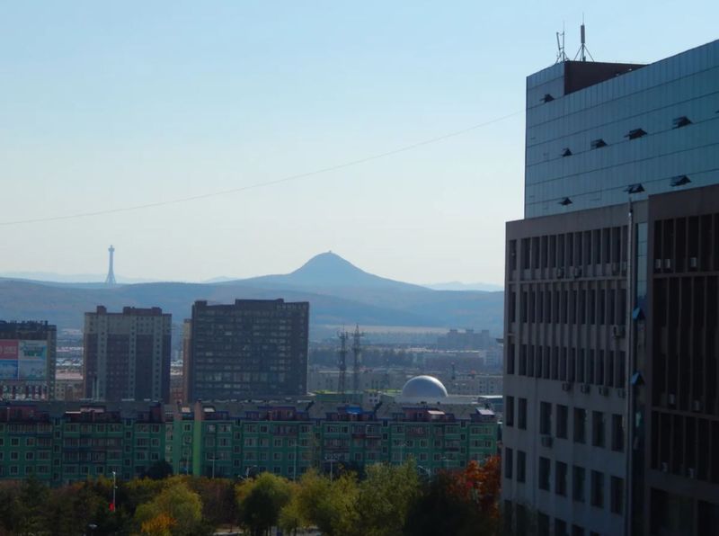 Вид на гору Маошань с территории кампуса Яньбиньского университета