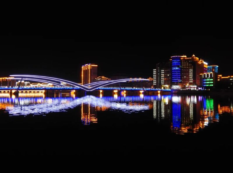 Мост «Чайка» — одна из вечерних «визиток» города Яньцзи, Китай