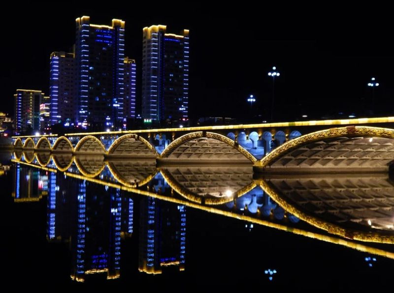 Река и мосты — главное украшение столицы Яньбиньского автономного округа, Китай