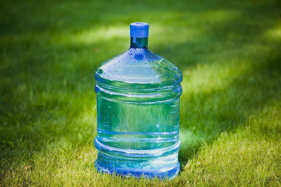 Заказать воду орск. Вода в бутылях. Бутылка для воды. Вода питьевая бутилированная. Бутыль для воды 19л.